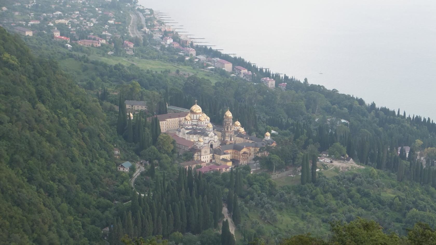 Отдых в Абхазии — Вид на Новоафонский монастырь с Иверской горы